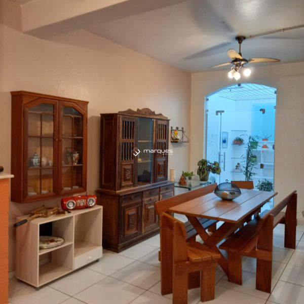 Casa com 5 quartos, 4 banheiros e 300m² à venda no bairro Areal, Pelotas