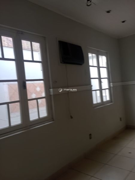 Casa com 3 quartos, 2 banheiros e 86m² à venda no bairro Centro, Pelotas