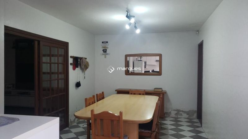 Casa com 4 quartos, 2 banheiros e 200m² à venda no bairro Três Vendas, Pelotas