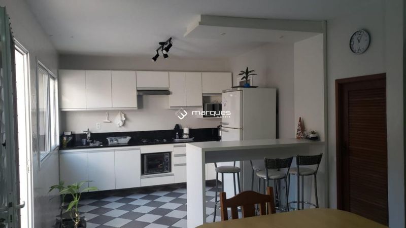 Casa com 4 quartos, 2 banheiros e 200m² à venda no bairro Três Vendas, Pelotas
