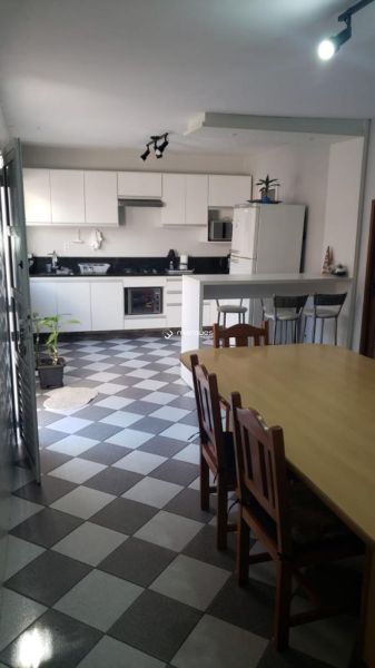 Casa com 4 quartos, 2 banheiros e 200m² à venda no bairro Três Vendas, Pelotas