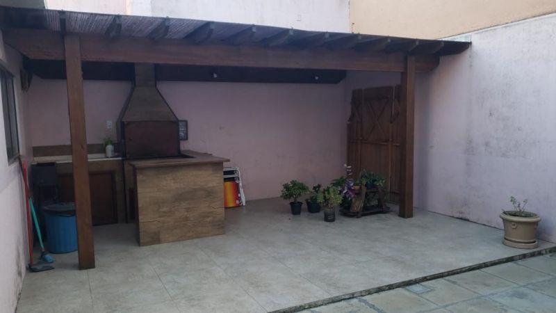 Casa com 4 quartos, 2 banheiros e 200m² à venda no bairro Três Vendas, Pelotas