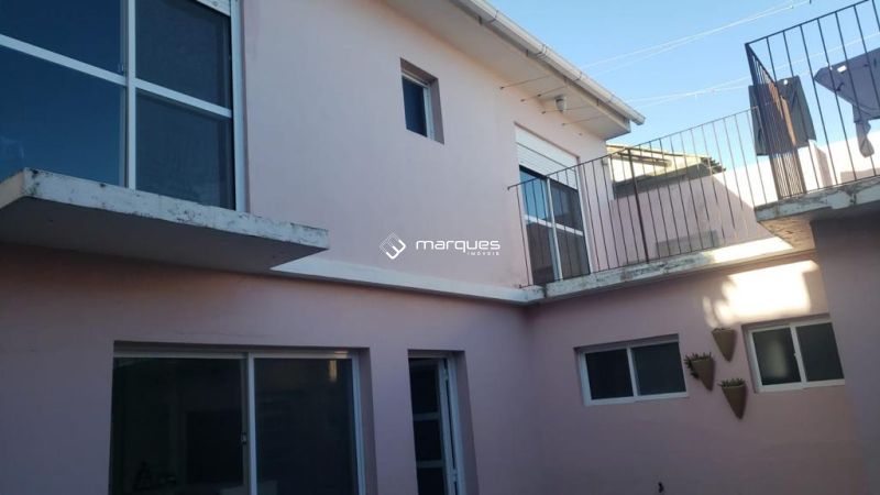 Casa com 4 quartos, 2 banheiros e 200m² à venda no bairro Três Vendas, Pelotas