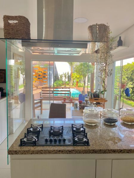 Casa com 4 quartos, 5 banheiros e 300m² à venda no bairro Três Vendas, Pelotas