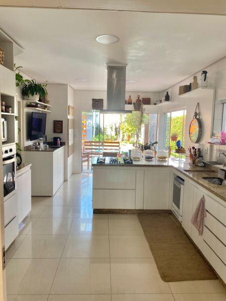 Casa com 4 quartos, 5 banheiros e 300m² à venda no bairro Três Vendas, Pelotas