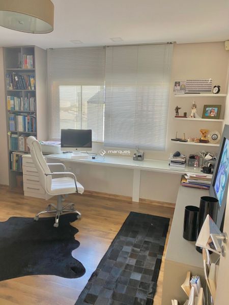 Casa com 4 quartos, 5 banheiros e 300m² à venda no bairro Três Vendas, Pelotas