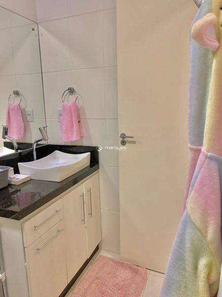 Casa com 4 quartos, 5 banheiros e 300m² à venda no bairro Três Vendas, Pelotas