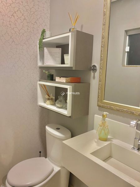 Casa com 4 quartos, 5 banheiros e 300m² à venda no bairro Três Vendas, Pelotas