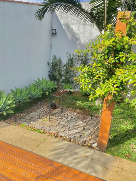 Casa com 4 quartos, 5 banheiros e 300m² à venda no bairro Três Vendas, Pelotas