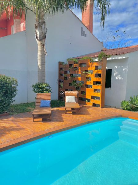 Casa com 4 quartos, 5 banheiros e 300m² à venda no bairro Três Vendas, Pelotas