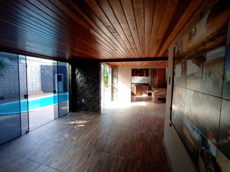 Casa com 3 quartos, 4 banheiros e 200m² à venda no bairro Areal, Pelotas