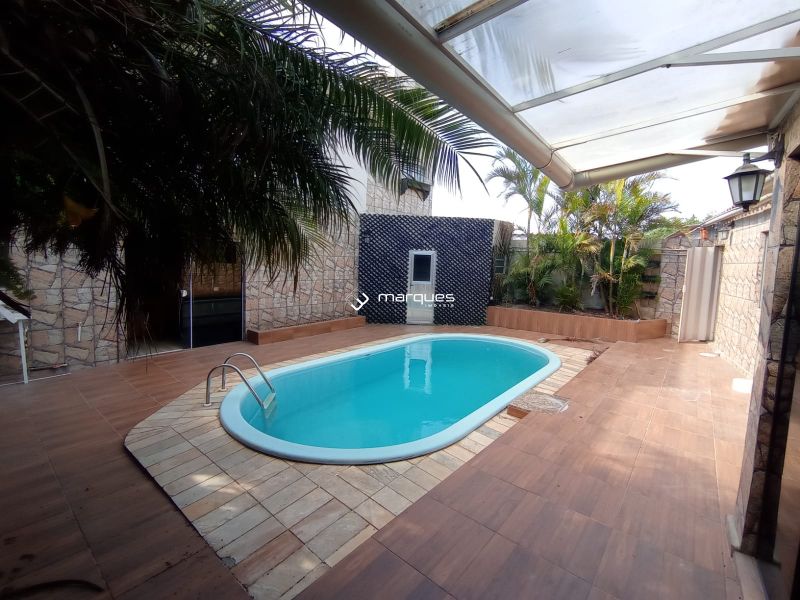 Casa com 3 quartos, 4 banheiros e 200m² à venda no bairro Areal, Pelotas