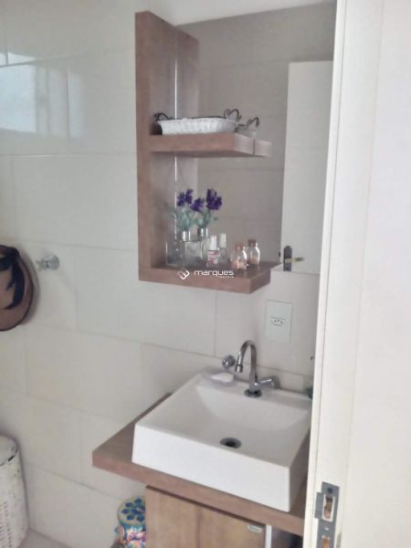 Casa com 3 quartos, 3 banheiros e 160m² à venda no bairro Laranjal, Pelotas