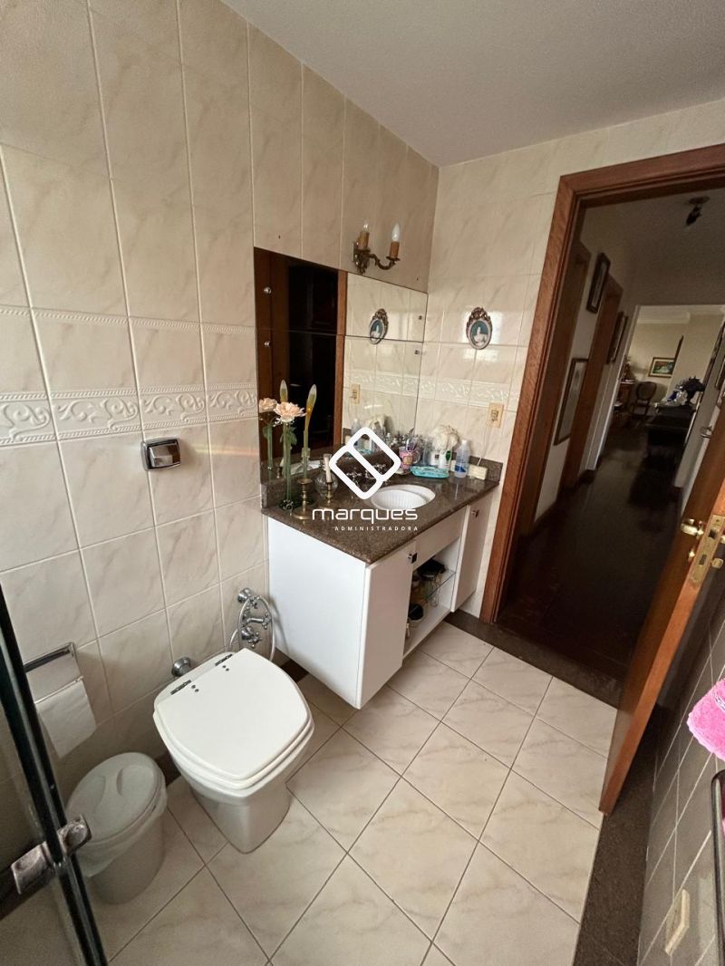 Apartamento com 3 quartos e 3 banheiros para alugar no bairro Centro, Pelotas