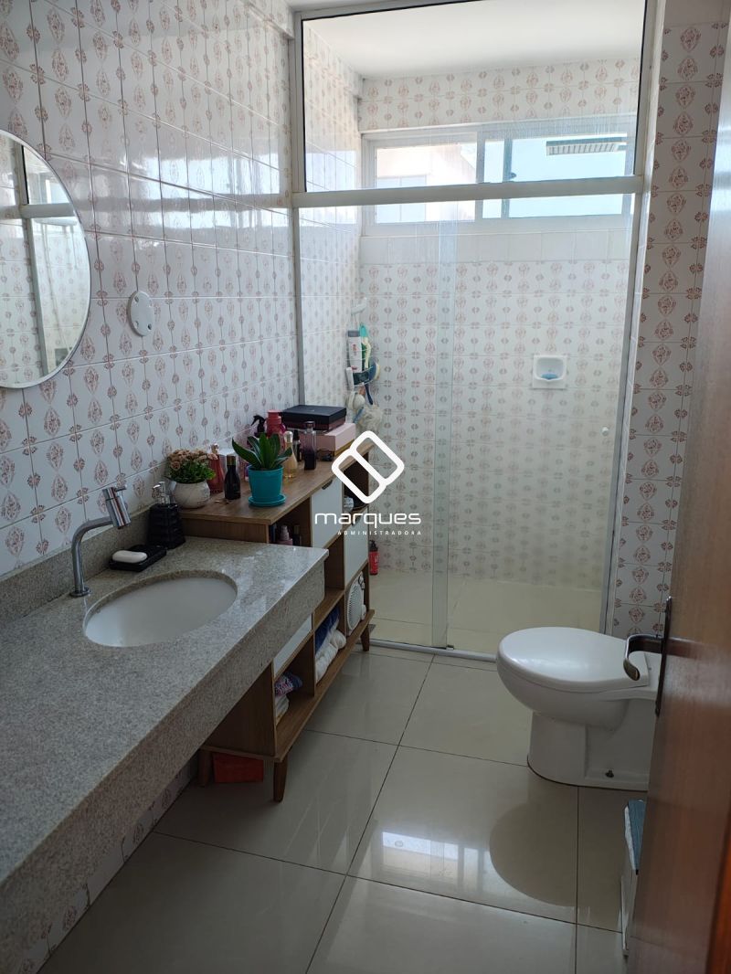 APARTAMENTO CENTRAL, AMPLO E COM BELA VISTA