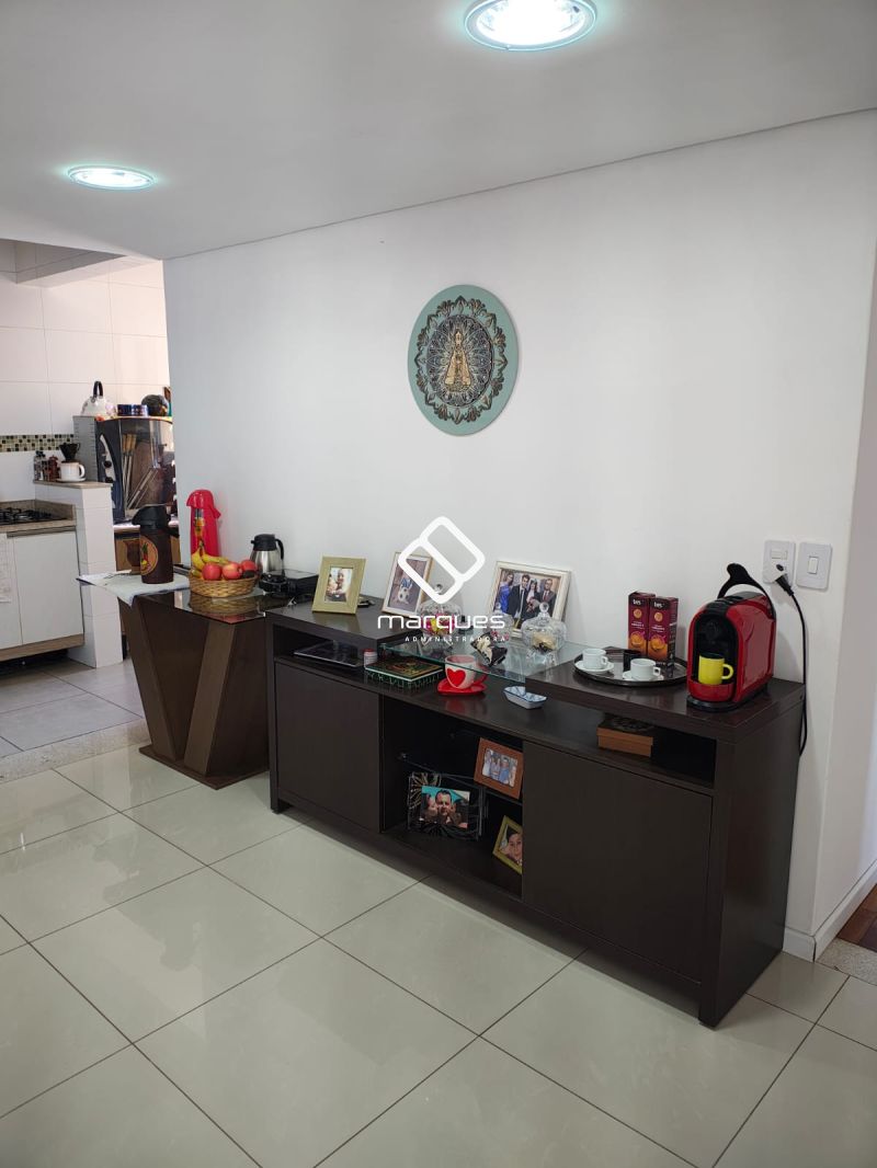 APARTAMENTO CENTRAL, AMPLO E COM BELA VISTA
