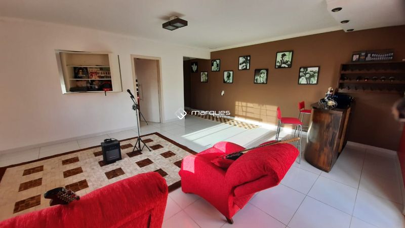 Sobrado com 4 quartos, 6 banheiros e 750m² à venda no bairro Recanto de Portugal, Pelotas