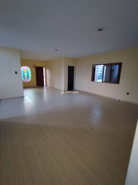 Sobrado com 4 quartos, 2 banheiros e 260m² à venda no bairro Fragata, Pelotas