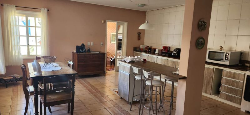 Casa com 4 quartos, 6 banheiros e 440m² à venda no bairro Três Vendas, Pelotas