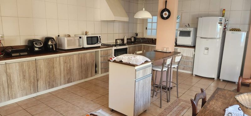 Casa com 4 quartos, 6 banheiros e 440m² à venda no bairro Três Vendas, Pelotas