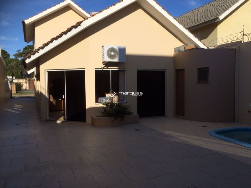 Casa com 3 quartos, 2 banheiros e 195m² à venda no bairro Laranjal, Pelotas