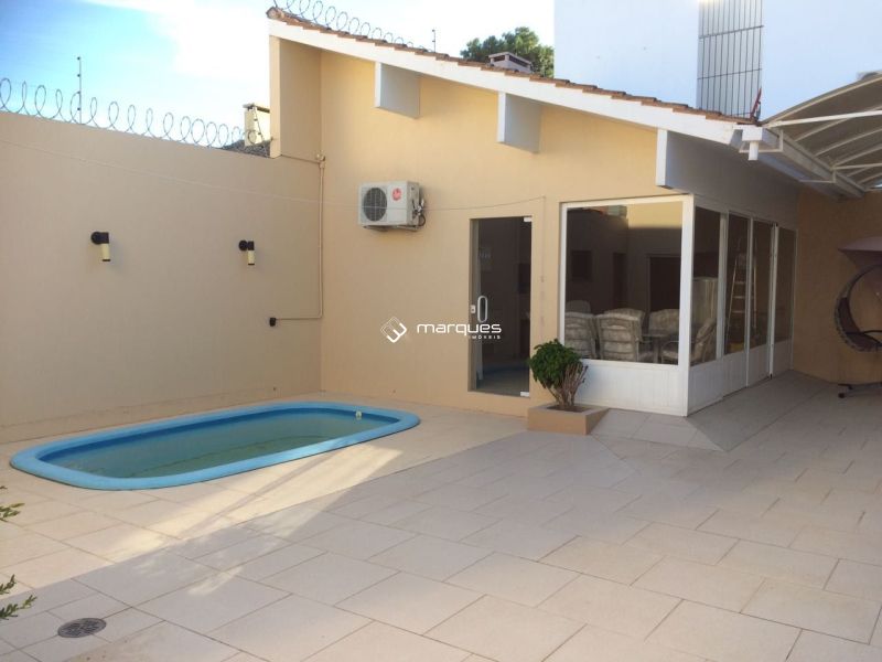 Casa com 3 quartos, 2 banheiros e 195m² à venda no bairro Laranjal, Pelotas