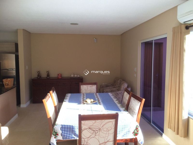 Casa com 3 quartos, 2 banheiros e 195m² à venda no bairro Laranjal, Pelotas