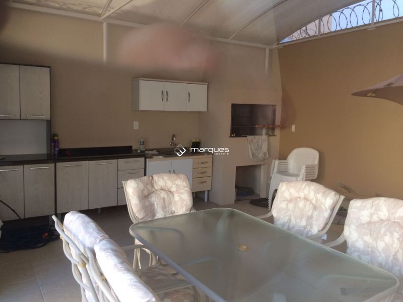Casa com 3 quartos, 2 banheiros e 195m² à venda no bairro Laranjal, Pelotas