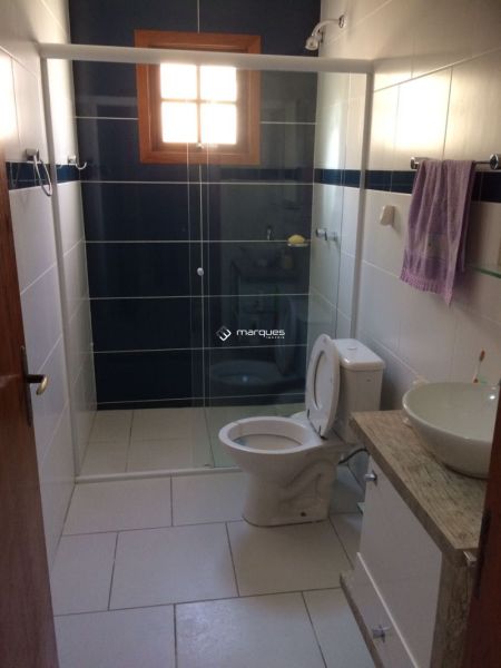 Casa com 3 quartos, 2 banheiros e 195m² à venda no bairro Laranjal, Pelotas
