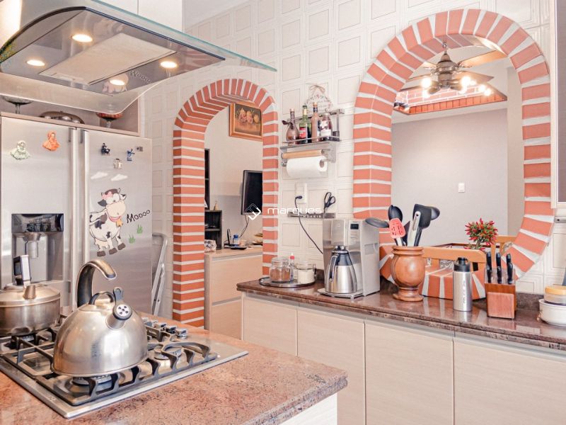Casa com 3 quartos, 3 banheiros e 450m² à venda no bairro Centro, Pelotas