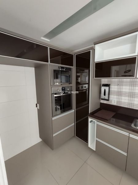 Apartamento com 3 quartos, 2 banheiros e 128m² à venda no bairro Centro, Pelotas