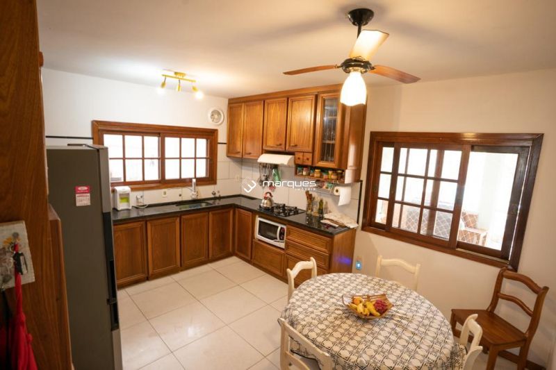 Casa com 3 quartos, 3 banheiros e 269m² à venda no bairro Três Vendas, Pelotas