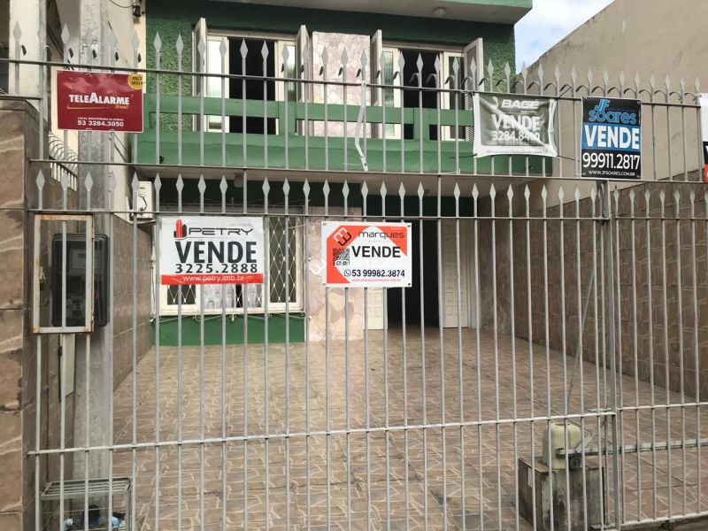Casa com 3 quartos e 2 banheiros à venda no bairro Centro, Pelotas