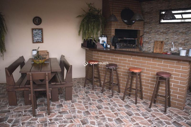 Casa com 5 quartos, 4 banheiros e 329m² à venda no bairro Três Vendas, Pelotas
