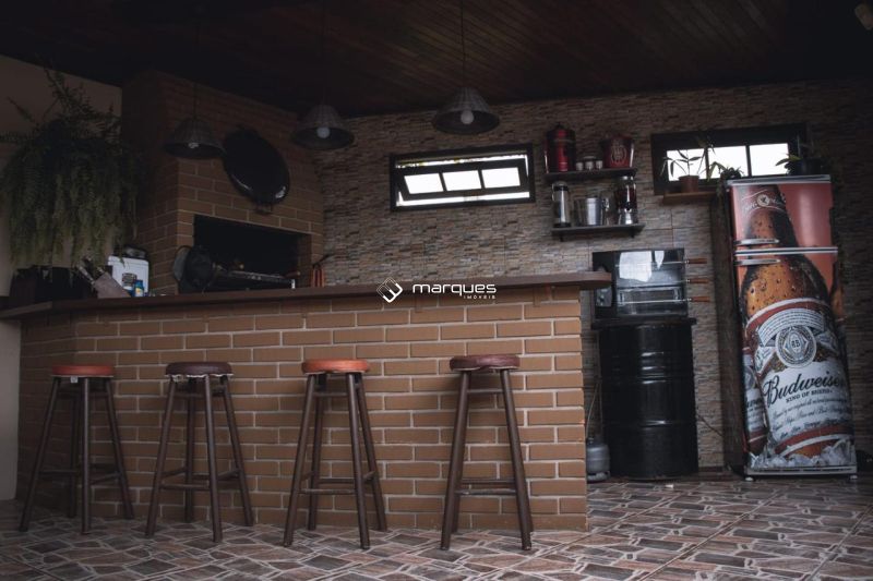 Casa com 5 quartos, 4 banheiros e 329m² à venda no bairro Três Vendas, Pelotas