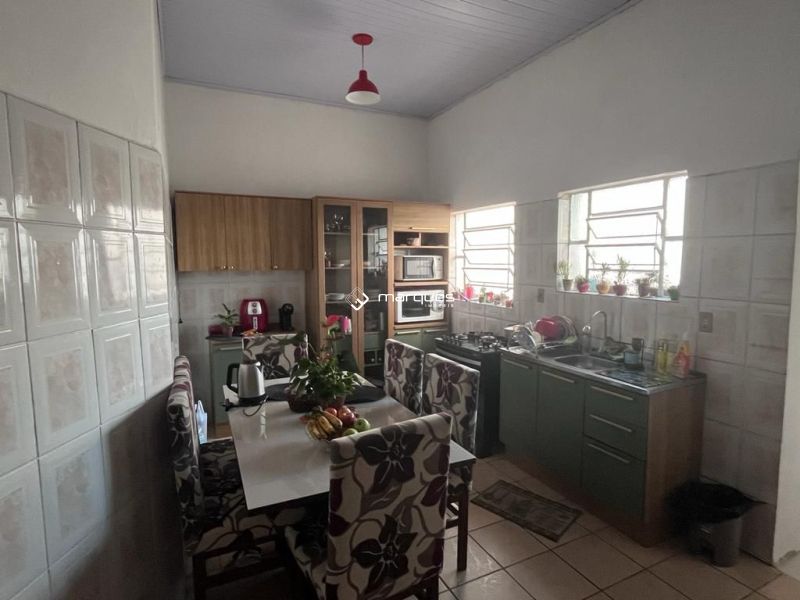 Casa com 3 quartos, 2 banheiros e 120m² à venda no bairro Centro, Pelotas