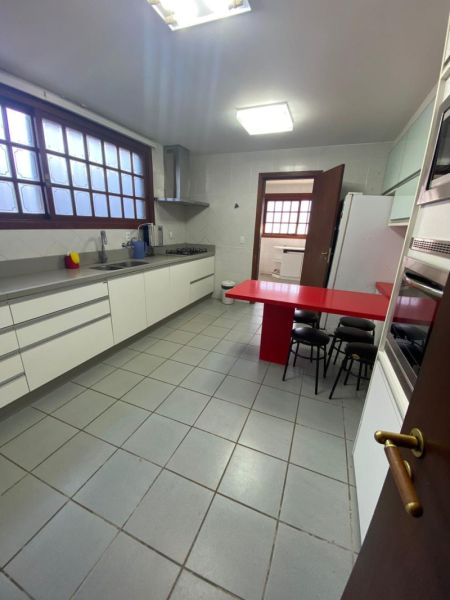 Sobrado com 4 quartos, 2 banheiros e 722m² à venda no bairro Laranjal, Pelotas