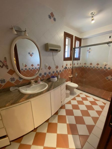 Sobrado com 4 quartos, 2 banheiros e 722m² à venda no bairro Laranjal, Pelotas