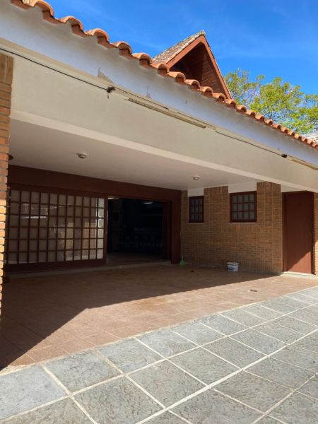 Sobrado com 4 quartos, 2 banheiros e 722m² à venda no bairro Laranjal, Pelotas