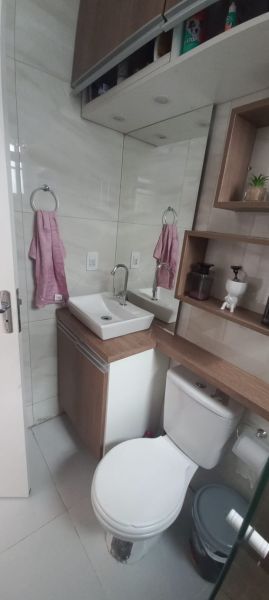 Casa com 2 quartos, 2 banheiros e 42m² à venda no bairro Laranjal, Pelotas