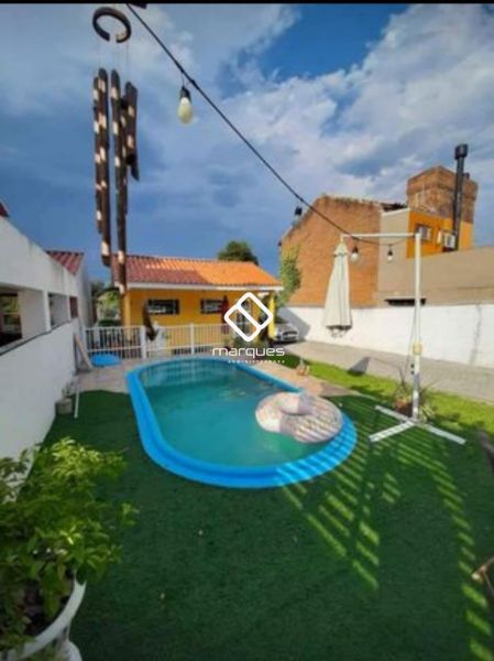 Sobrado com 3 quartos, 2 banheiros e 205m² à venda no bairro Laranjal, Pelotas