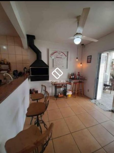 Sobrado com 3 quartos, 2 banheiros e 205m² à venda no bairro Laranjal, Pelotas