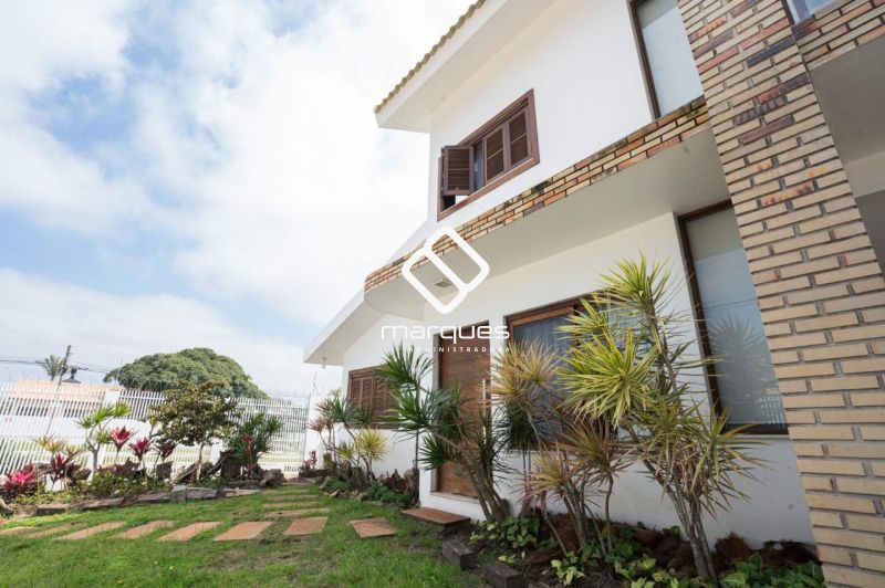 Casa com 5 quartos, 3 banheiros e 313m² à venda no bairro Laranjal, Pelotas