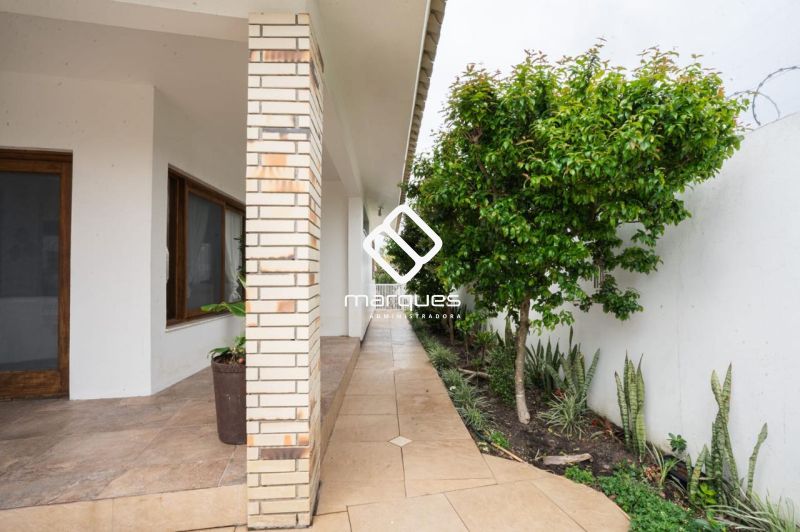 Casa com 5 quartos, 3 banheiros e 313m² à venda no bairro Laranjal, Pelotas