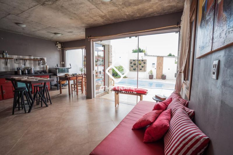 Casa com 5 quartos, 3 banheiros e 313m² à venda no bairro Laranjal, Pelotas