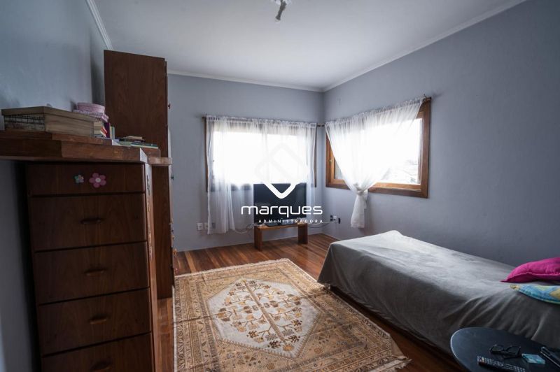 Casa com 5 quartos, 3 banheiros e 313m² à venda no bairro Laranjal, Pelotas