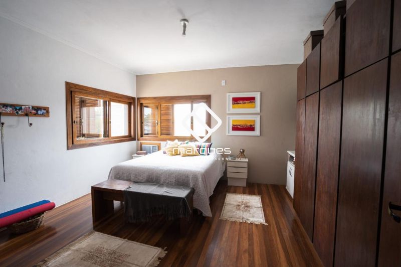 Casa com 5 quartos, 3 banheiros e 313m² à venda no bairro Laranjal, Pelotas