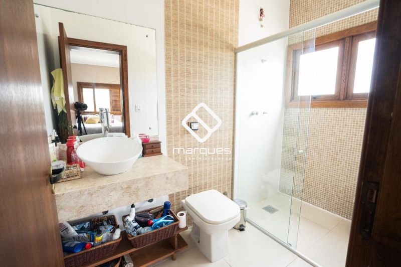 Casa com 5 quartos, 3 banheiros e 313m² à venda no bairro Laranjal, Pelotas
