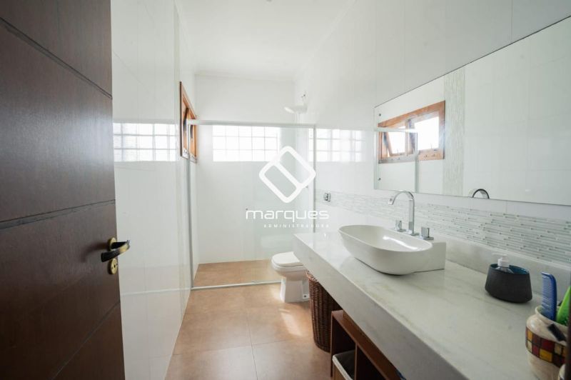 Casa com 5 quartos, 3 banheiros e 313m² à venda no bairro Laranjal, Pelotas