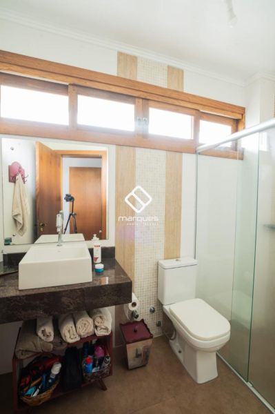 Casa com 5 quartos, 3 banheiros e 313m² à venda no bairro Laranjal, Pelotas